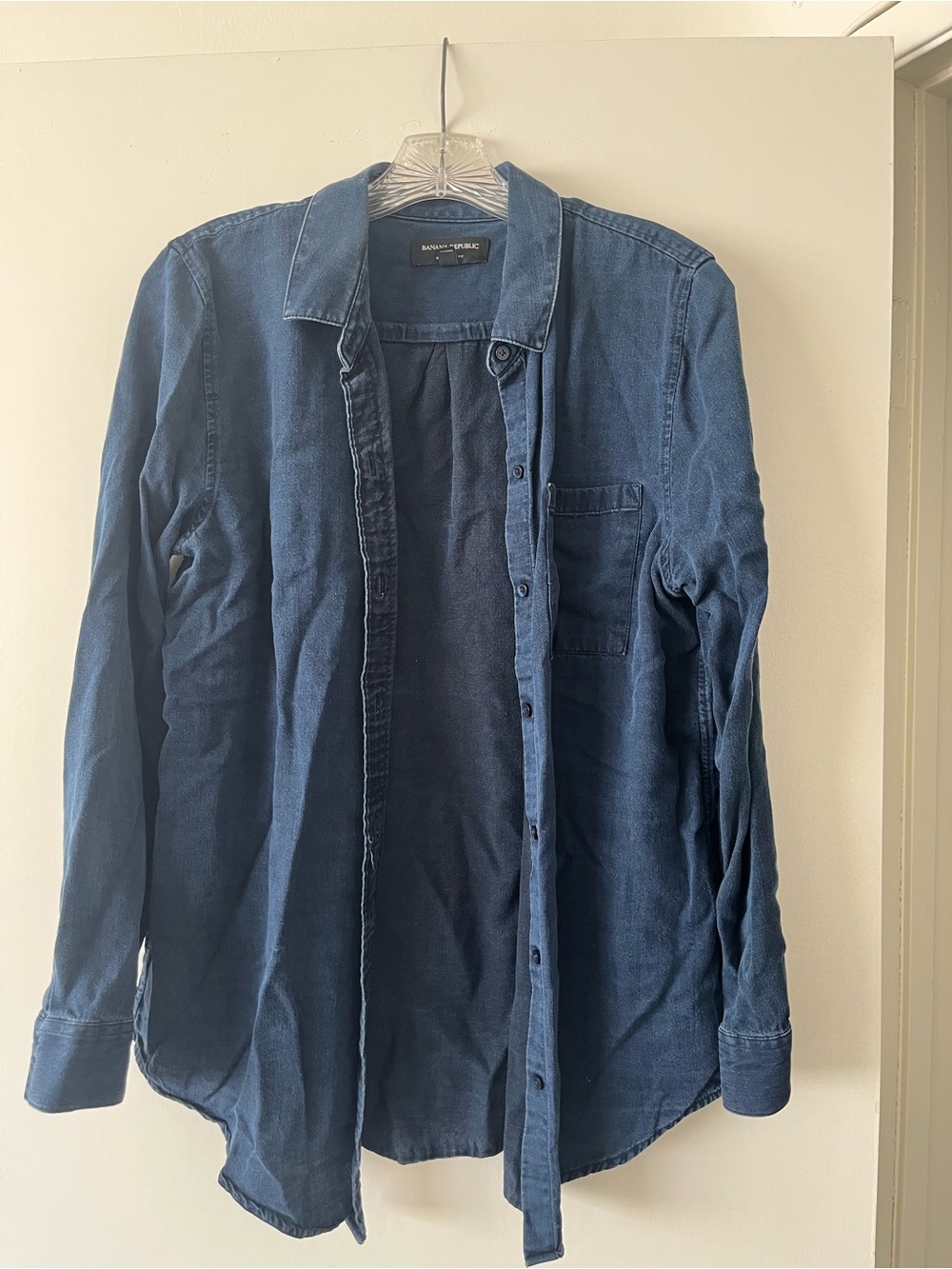Banana Republic Women’s Boyfriend Fit Long-Sleeve Denim Button Up Shirt M